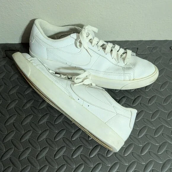 Nike Blazer Low LE Triple White Sneakers - AQ3597-100 Size 9 - Picture 9 of 9